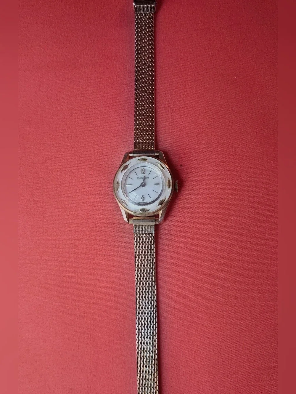 Vintage MANON Swiss‑Made Gold Watch – Leaf Bezel & Mesh Band